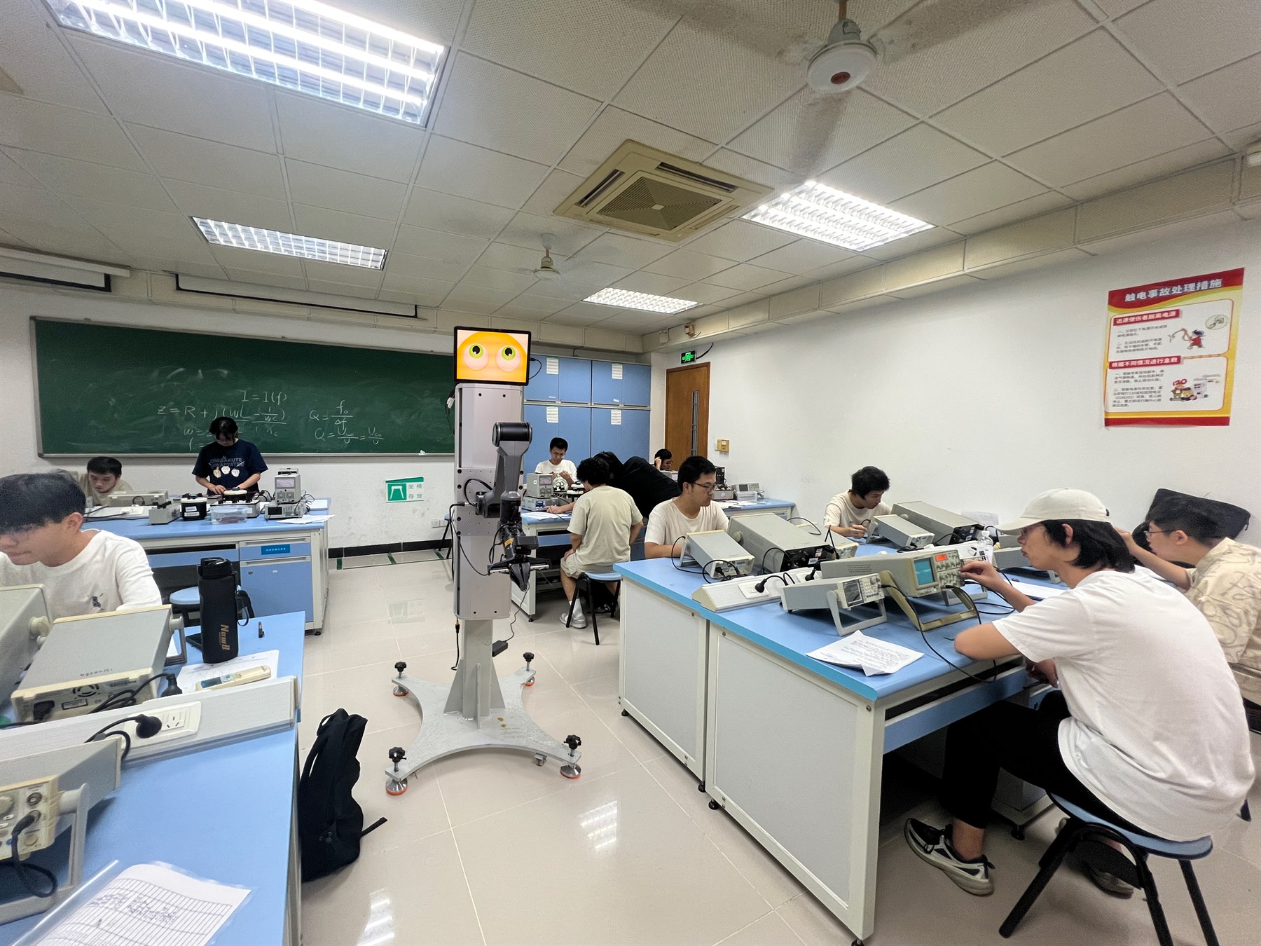 第二代实验助教机器人在大学物理实验课堂中巡视